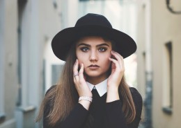 戴黑色礼帽的女士图片