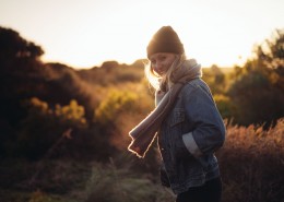 戴着围巾的美女图片