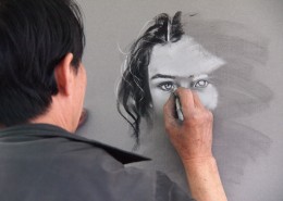 正在画画的画家图片