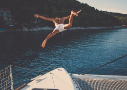 准备跳入水中的人物图片