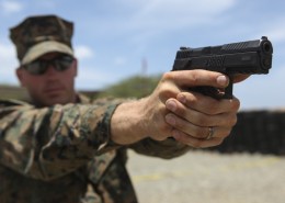 拿枪射击的士兵图片