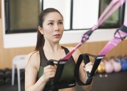 健身房里健身的女人图片