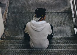 坐在楼梯上的人图片