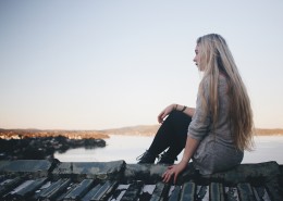 随意坐着的美女图片