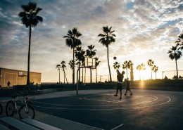 打篮球的男生图片