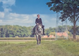 骑着马的人图片