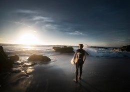 海边拿着冲浪板的人图片大全