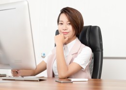 在办公室忙碌的企业白领图片