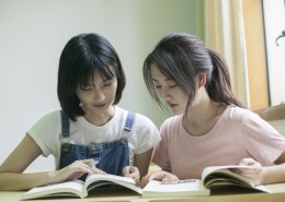 大学教室同学一起上课情景图片