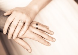 带着戒指的手的图片