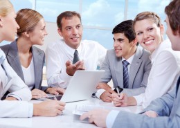 团队合作讨论工作的同事们图片