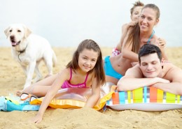 开心的一家人家庭图片