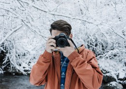 正在摄影的男生图片