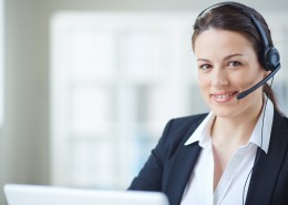 正在工作的女性客服图片