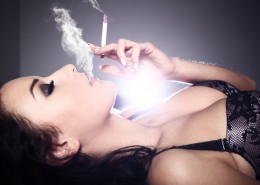 抽烟的欧美美女图片