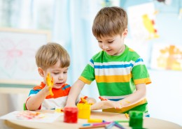 小朋友快乐玩耍的图片