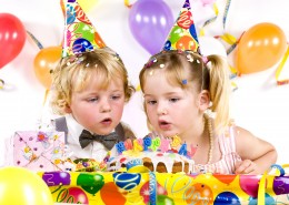 庆祝生日的小朋友图片