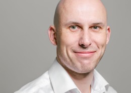 留着光头的男人图片