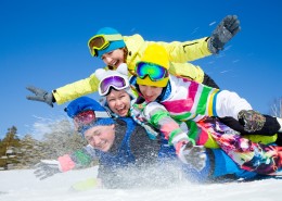 开心滑雪的一家人图片