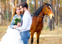 欧美情侣与马图片
