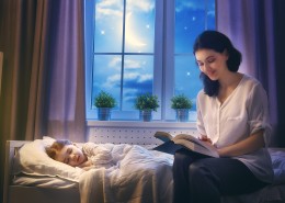 讲故事的母女图片