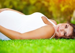 怀着宝宝的孕妇图片