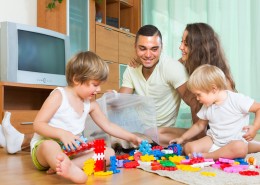 父母居家陪孩子玩耍图片