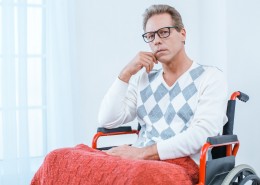 轮椅上的残疾人图片大全