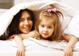 母亲和女儿在家玩耍的图片大全