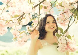 美丽的花朵和可爱的女孩图片