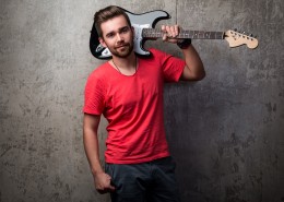 男孩和乐器吉他图片