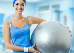 在健身房运动的微笑美女图片