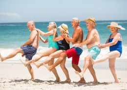 老年人海边运动聚会度假图片