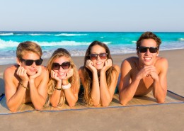 海边穿泳装的年轻人图片