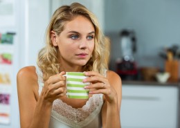 悠闲喝茶的美女图片大全