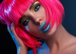 红头发彩妆美女图片