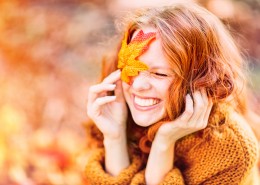 金黄色枫叶和美女图片