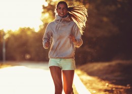 进行跑步运动的美女图片