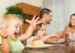 餐桌上家庭聚餐的一家人图片