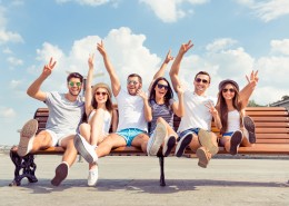 欧洲时尚青年假期户外游玩图片