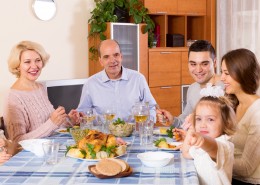 温暖的家庭餐桌上聚餐图片