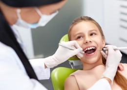 牙科医生与病人图片