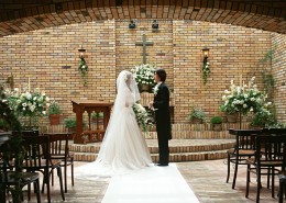 新郎和新娘在教堂举办婚礼的图片