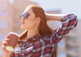 穿格子休闲衬衫的美女图片