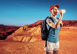 背包徒步旅行的游客图片