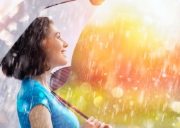 雨中撑伞的美女图片