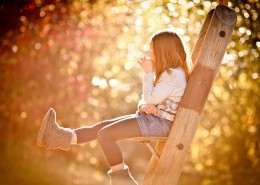 秋天的落叶与孩子唯美图片