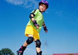 玩旱冰的小孩图片大全