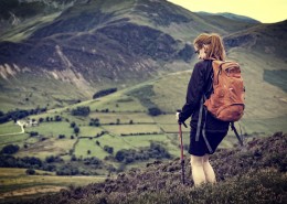 一个旅游的女人图片