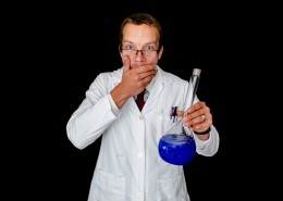 实验室做实验的人图片